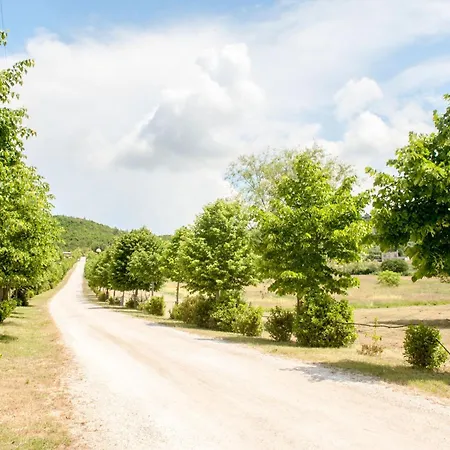 Pleasant Detached House Near Trasimeno Hotel